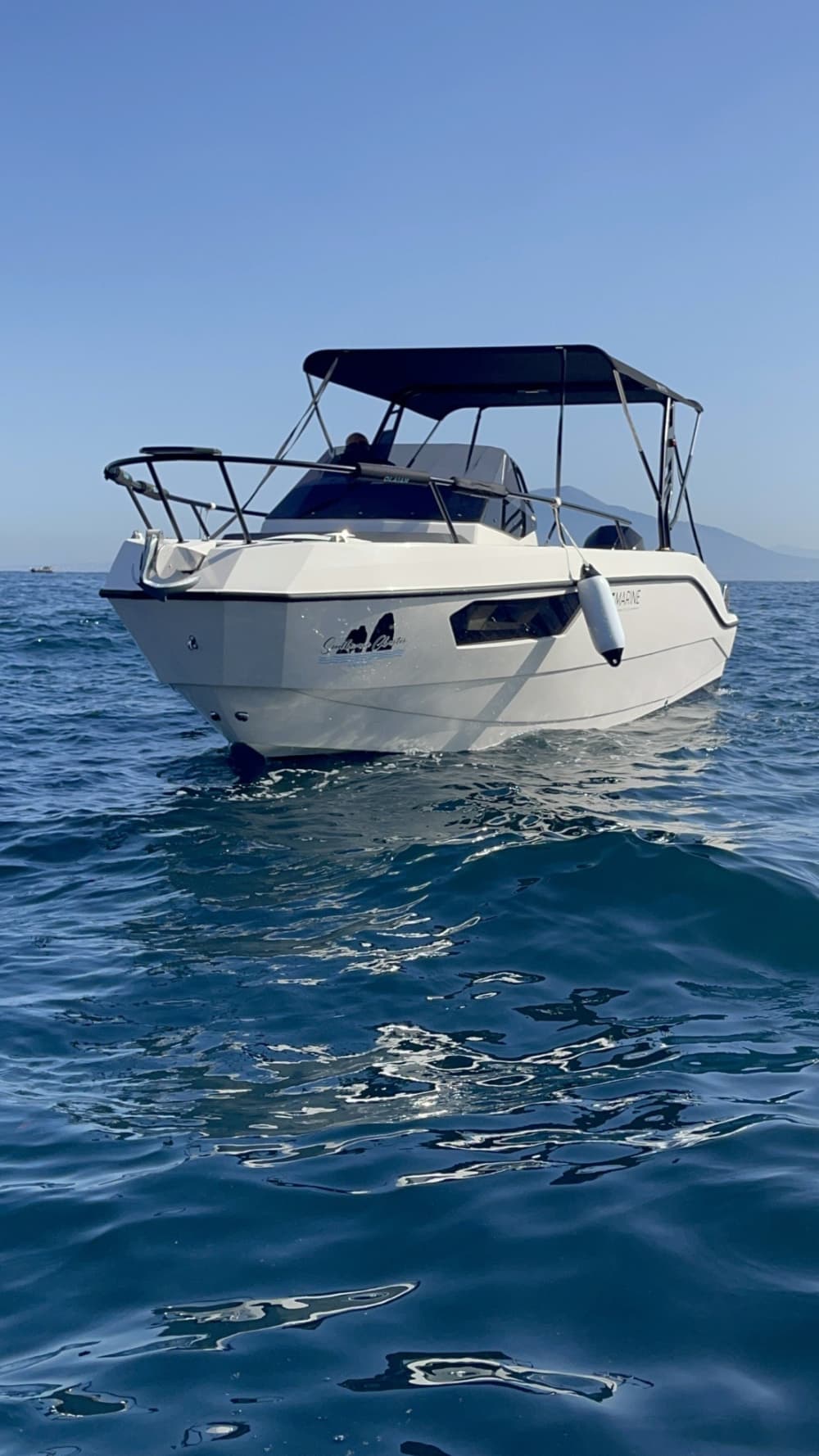 Scopri Sorrento a bordo di un motoscafo per 8 ore.