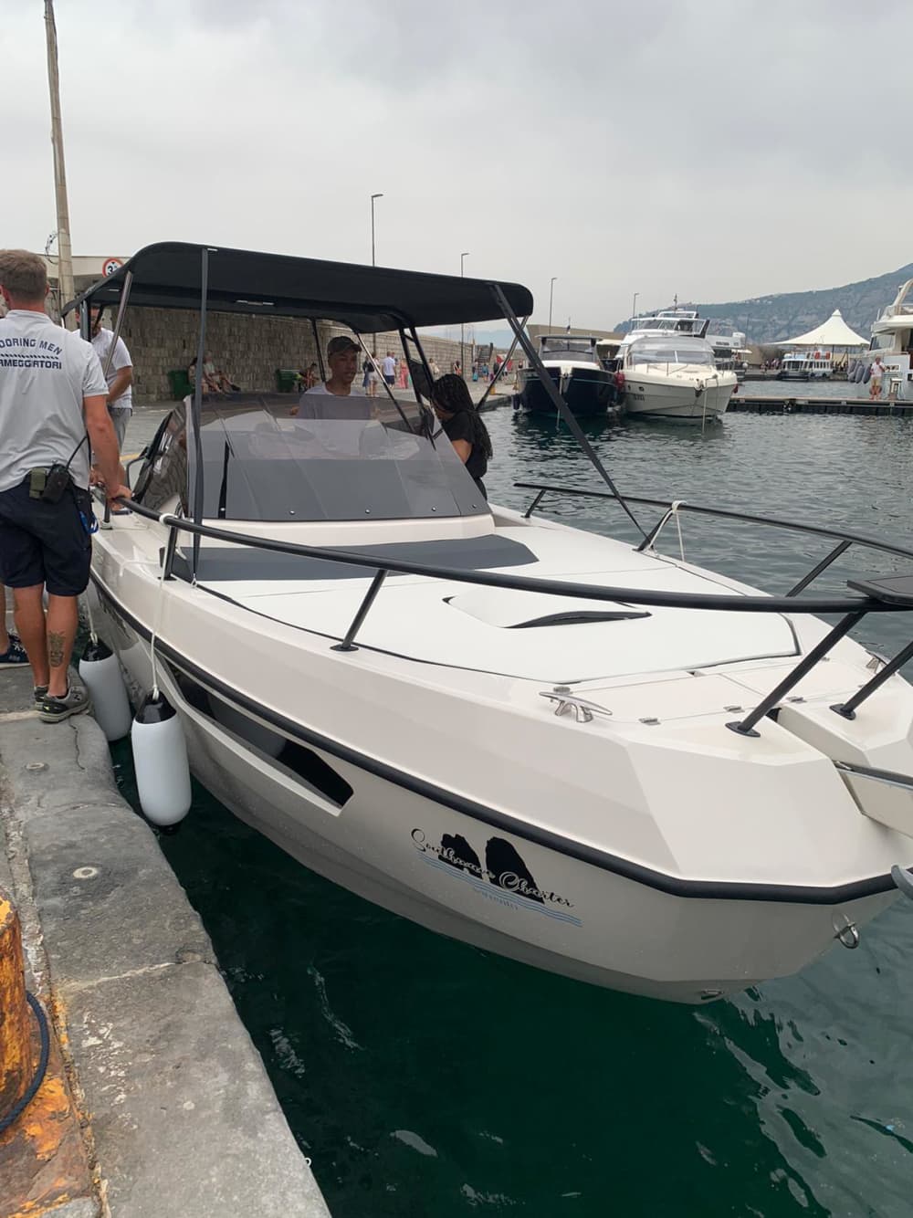 Scopri Sorrento a bordo di un motoscafo per 8 ore.