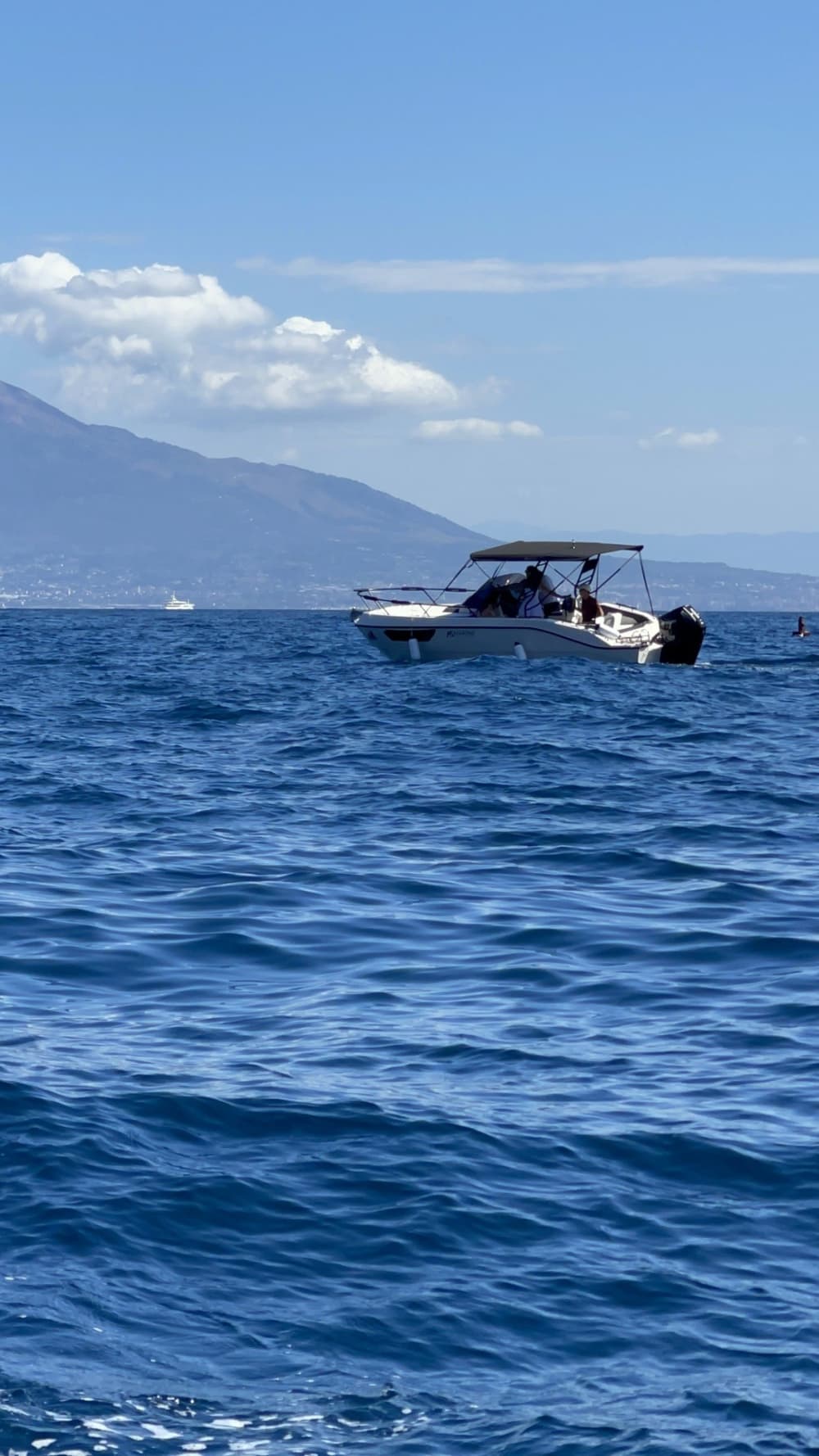 Scopri Sorrento a bordo di un motoscafo per 8 ore.
