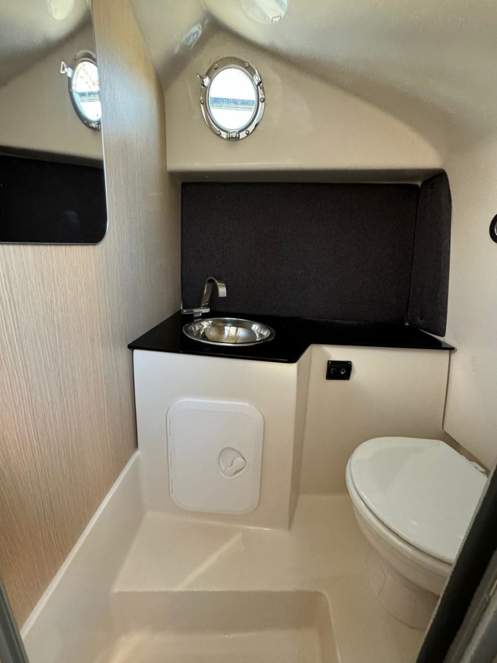 Scopri Sorrento a bordo di un motoscafo per 8 ore.