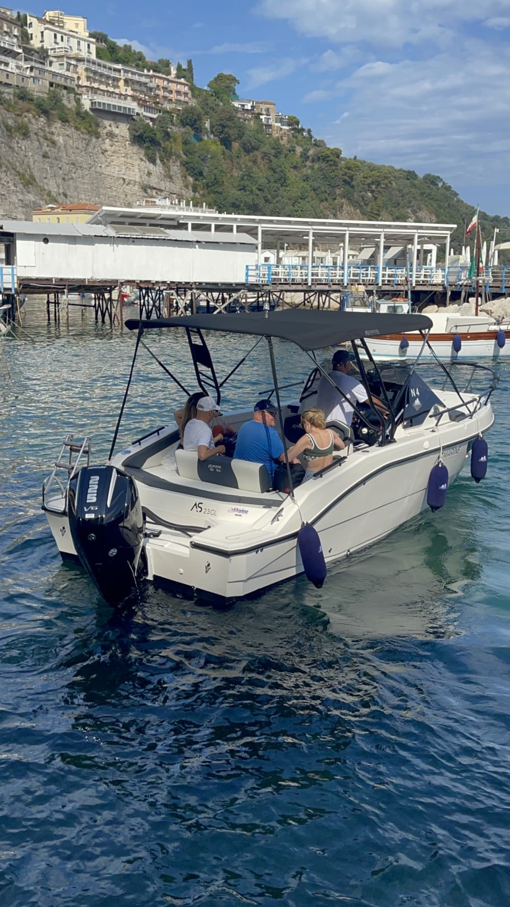 Scopri Sorrento a bordo di un motoscafo per 8 ore.