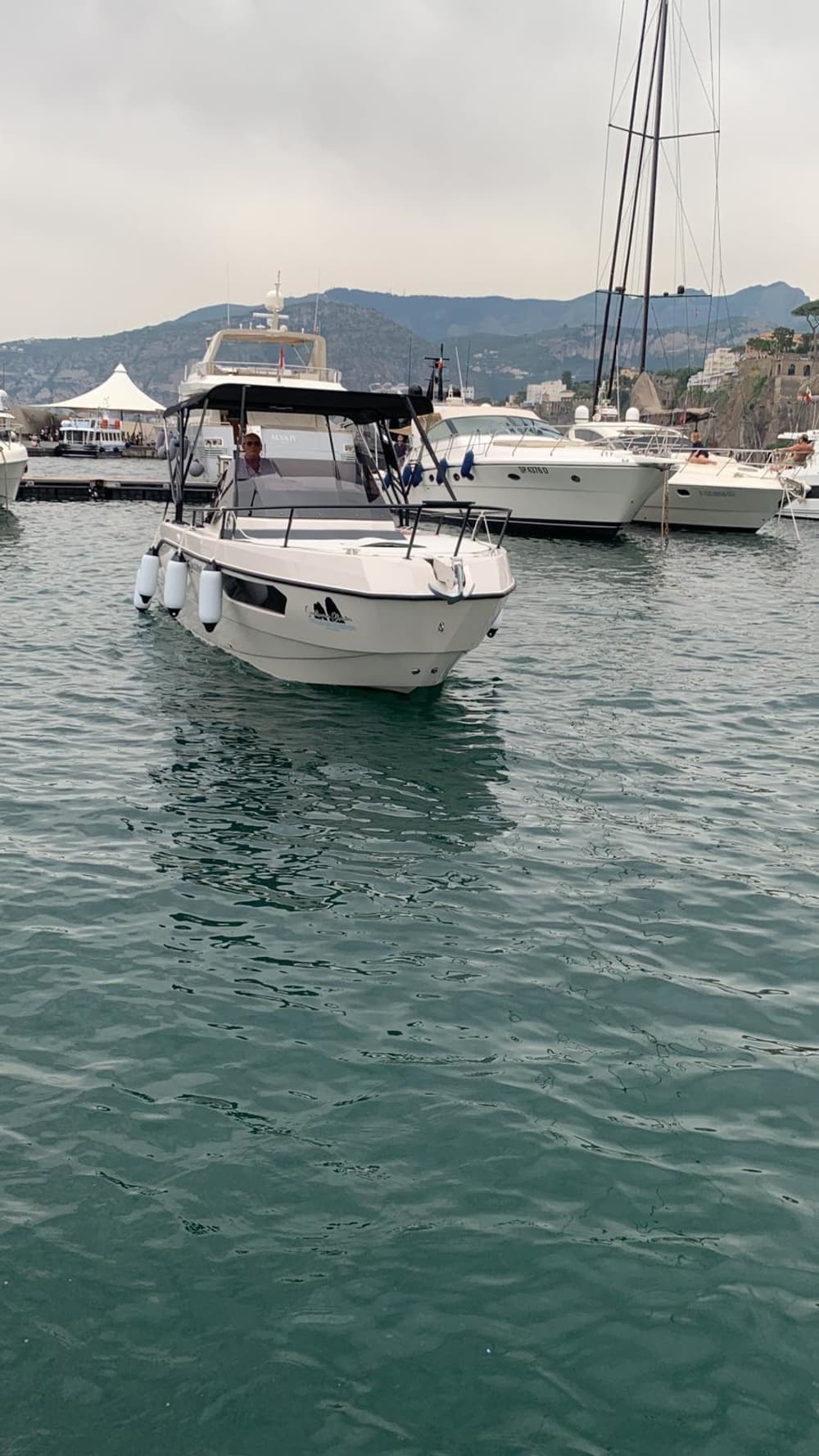 Scopri Sorrento a bordo di un motoscafo per 8 ore.