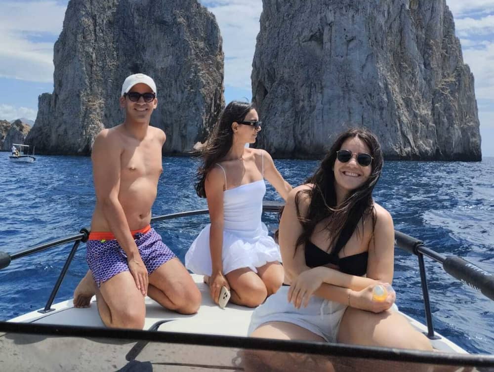 Scopri Sorrento a bordo di un motoscafo per 8 ore.