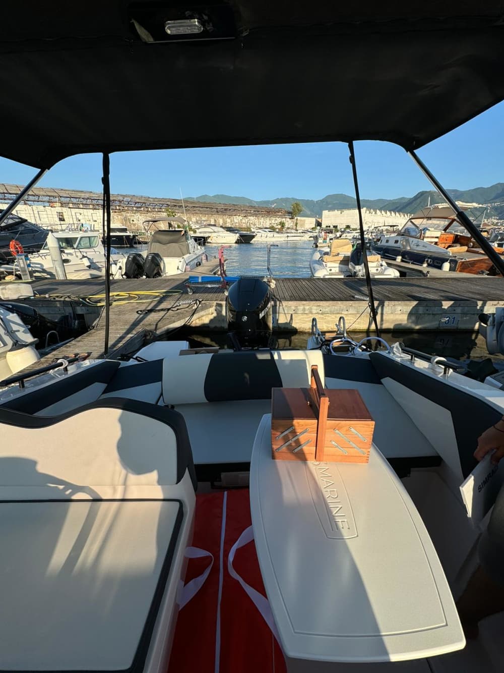 Scopri Sorrento a bordo di un motoscafo per 8 ore.