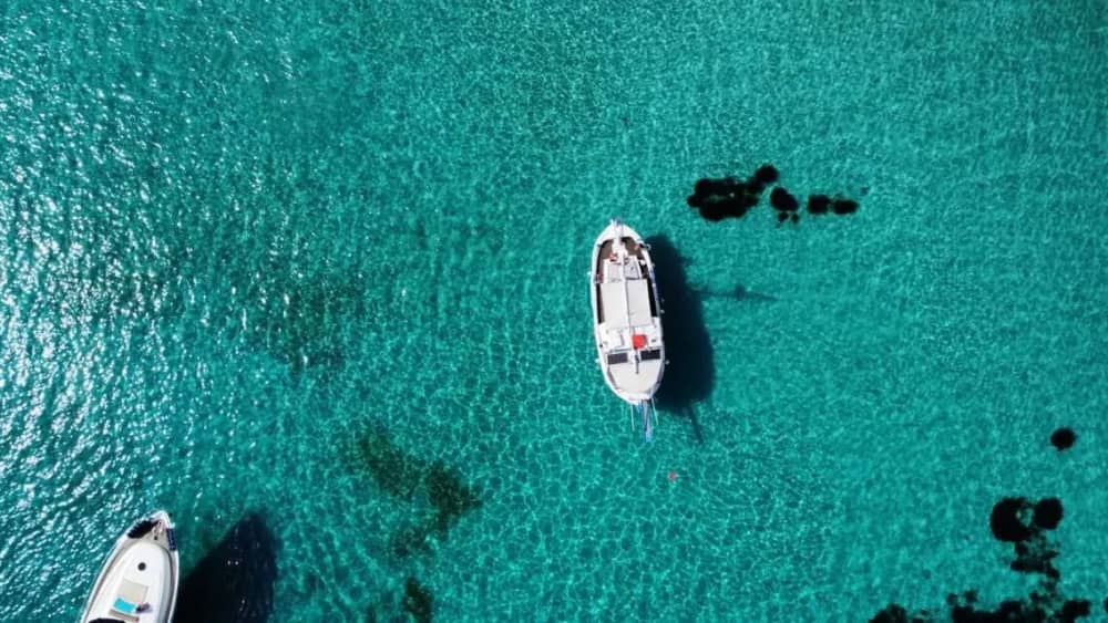 Sofisticação no mar: Descubra Paros a bordo de um luxuoso gulet.