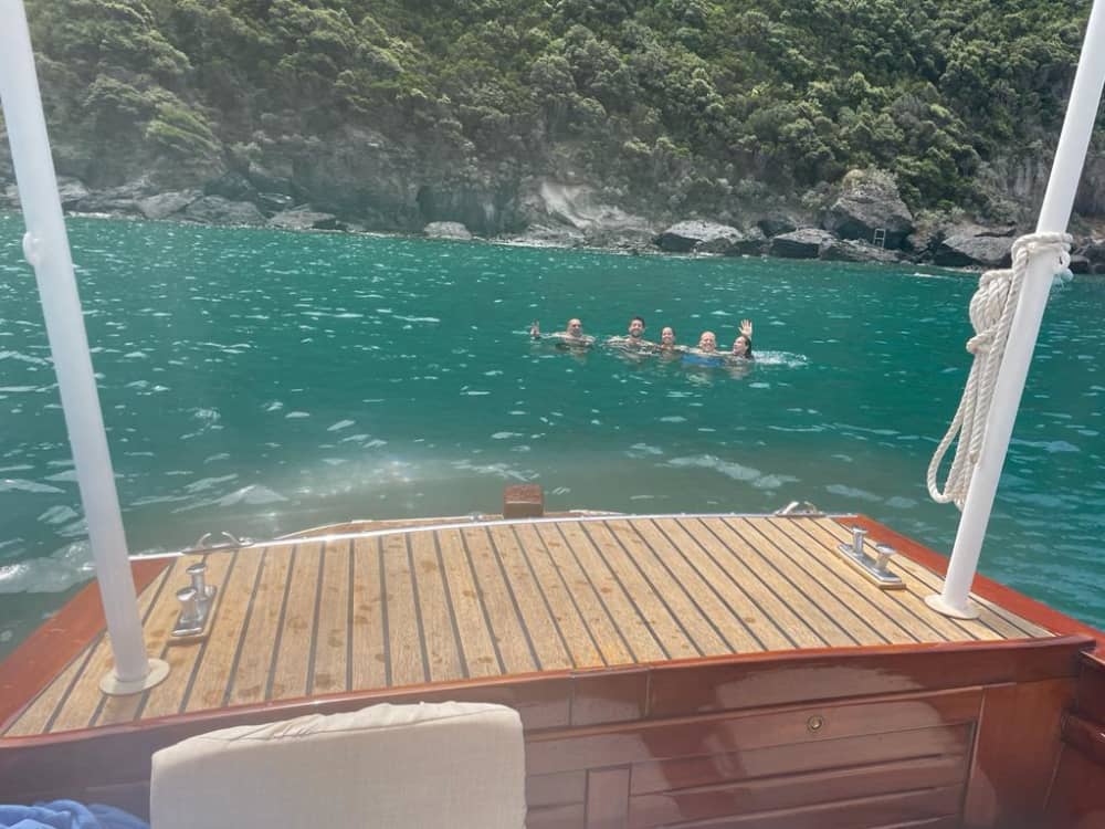 Scopri Ischia con un'escursione di un'intera giornata in motoscafo.