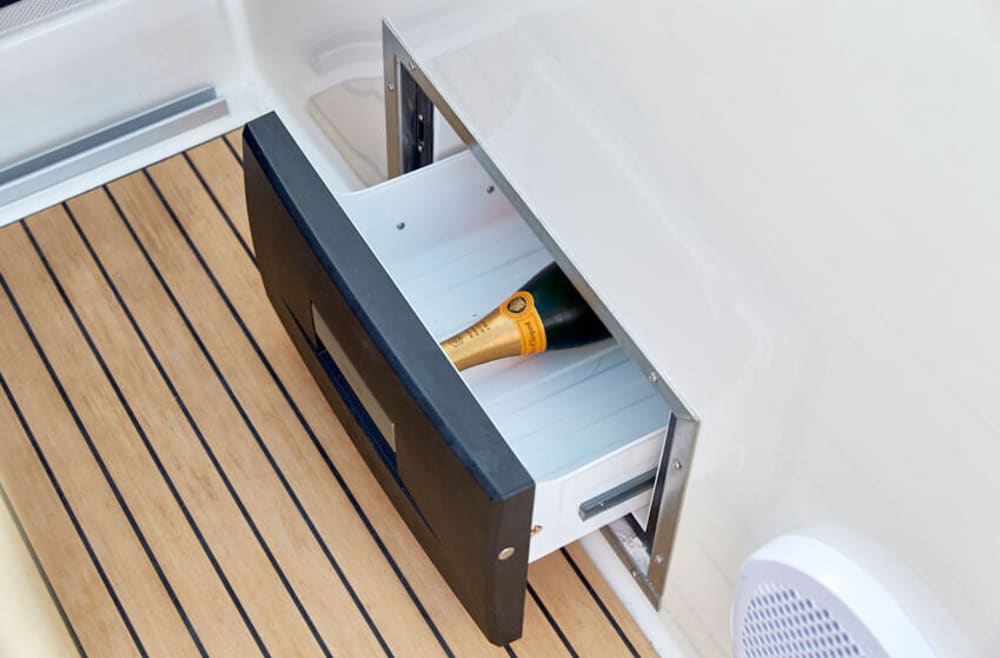 Discover the beaches of Alicante in 4 hours: Rent your boat with skipper and fuel included, enjoy the sea in an unforgettable experience without worrying about anything.