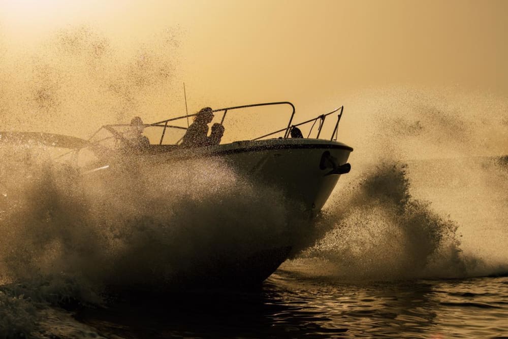 Discover the beaches of Alicante in 4 hours: Rent your boat with skipper and fuel included, enjoy the sea in an unforgettable experience without worrying about anything.