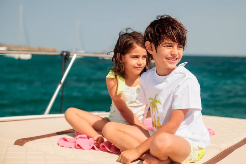 Discover the beaches of Alicante in 4 hours: Rent your boat with skipper and fuel included, enjoy the sea in an unforgettable experience without worrying about anything.