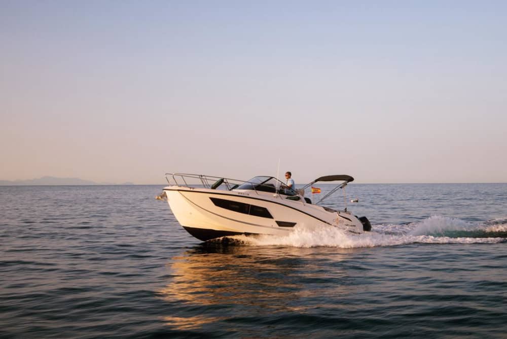 Discover the beaches of Alicante in 4 hours: Rent your boat with skipper and fuel included, enjoy the sea in an unforgettable experience without worrying about anything.