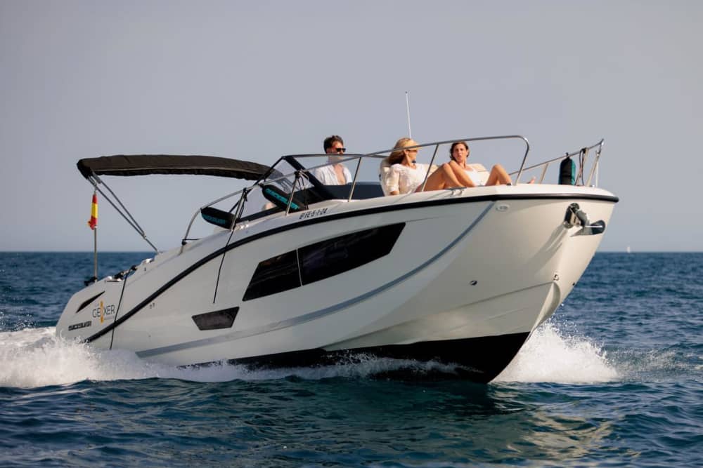 Discover the beaches of Alicante in 4 hours: Rent your boat with skipper and fuel included, enjoy the sea in an unforgettable experience without worrying about anything.