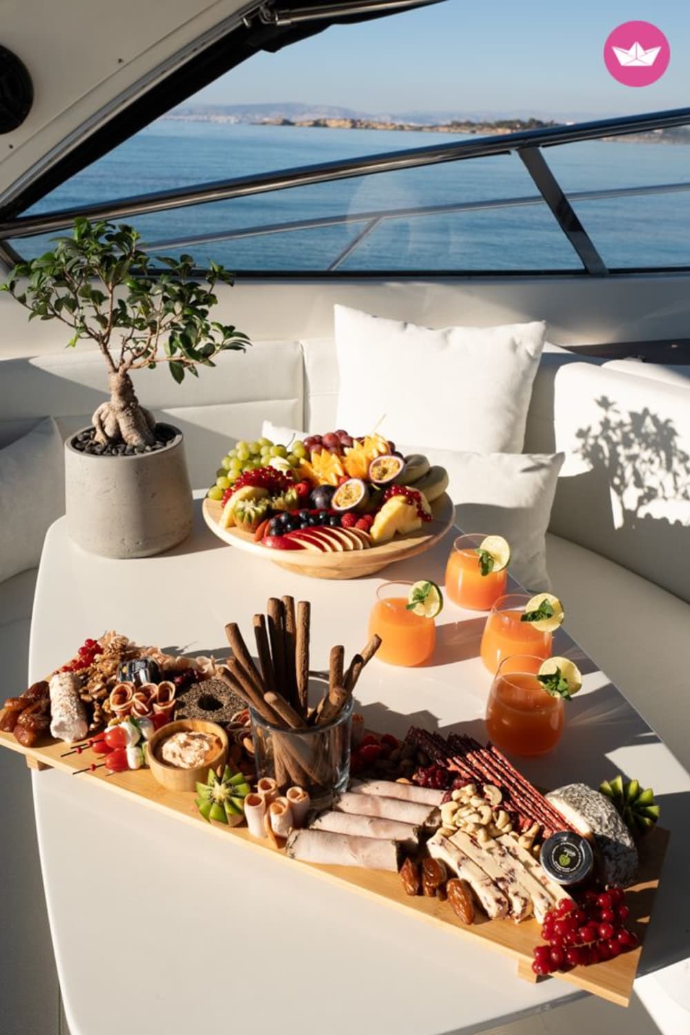 Εξερεύνηση Αντιπάρου & Μπλε Λιμνοθάλασσας: Η Ολοήμερη Εμπειρία σας στο Yachting