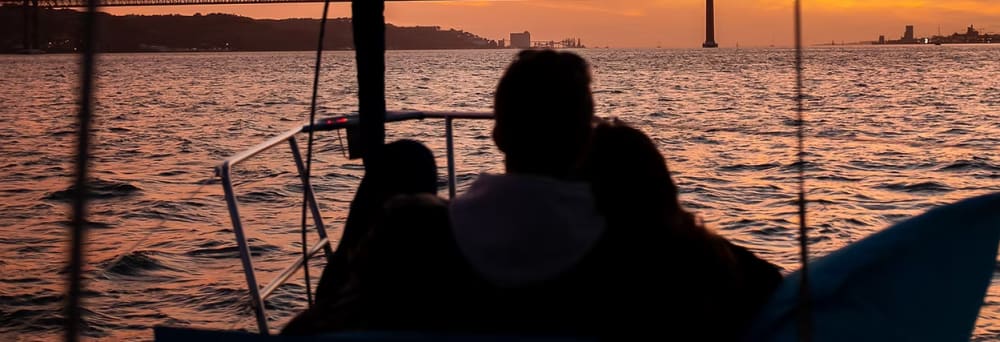 Crociera in catamarano di 2 ore a Lisbona – Esperienza di navigazione al mattino o al tramonto