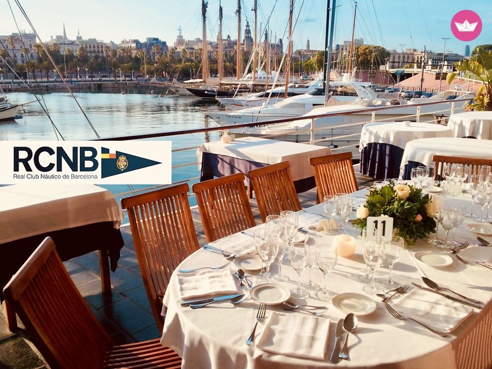 Tour in catamarano di lusso lungo la costa di Barcellona – 8 ore