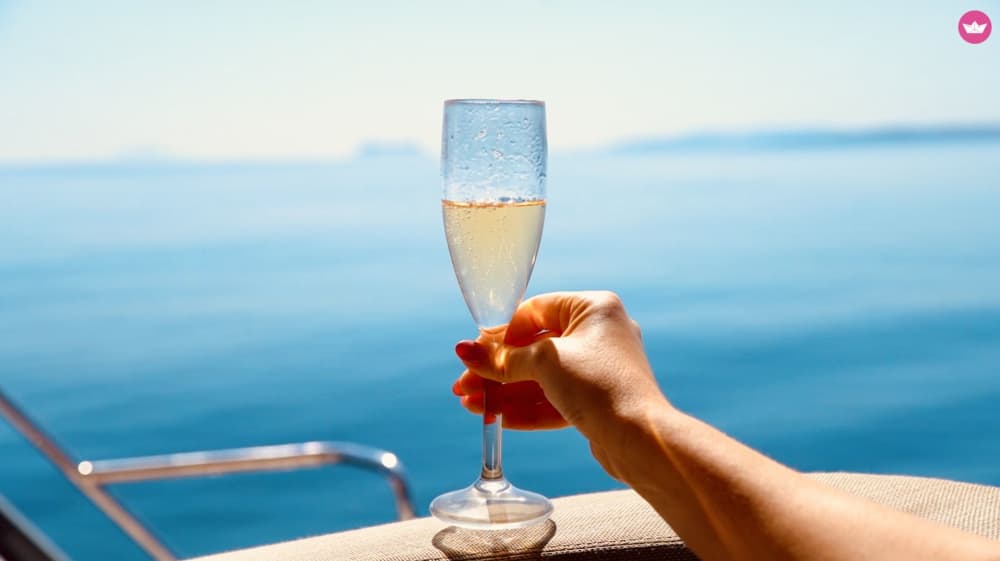 Tour in catamarano di lusso lungo la costa di Barcellona – 8 ore