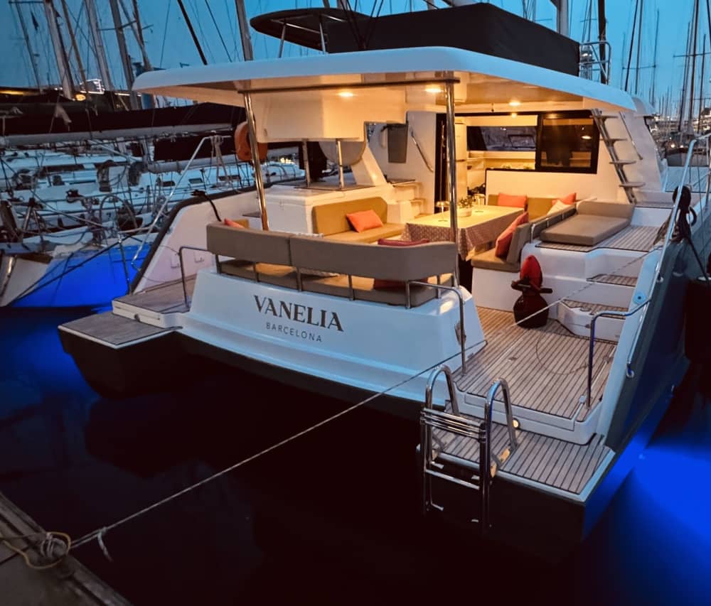 Tour in catamarano di lusso lungo la costa di Barcellona – 8 ore