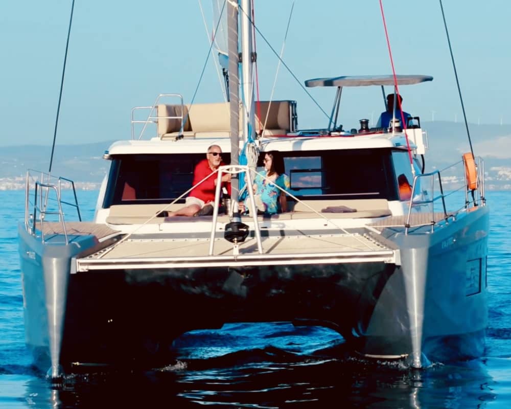 Tour in catamarano di lusso lungo la costa di Barcellona – 8 ore