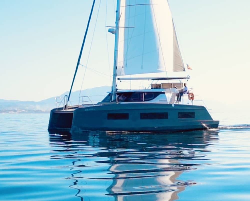 Tour in catamarano di lusso lungo la costa di Barcellona – 8 ore