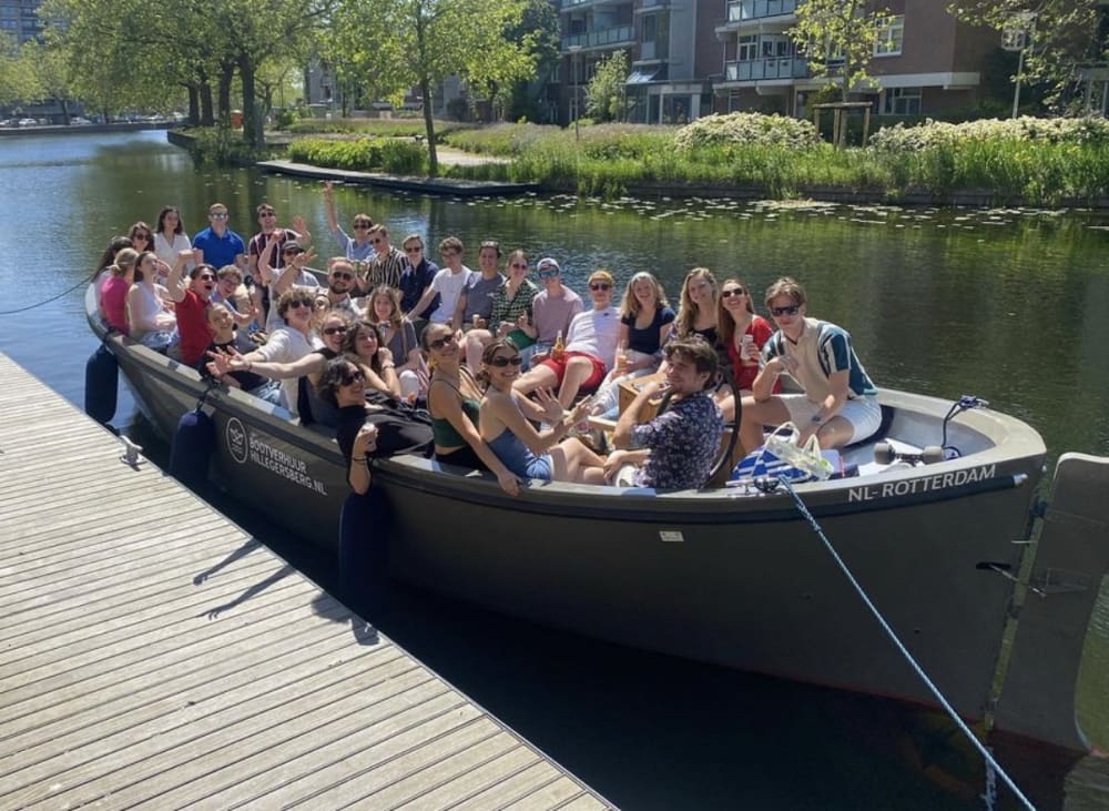 La tua giornata a Rotterdam: noleggia una barca a motore per una giornata intera alla scoperta della città.