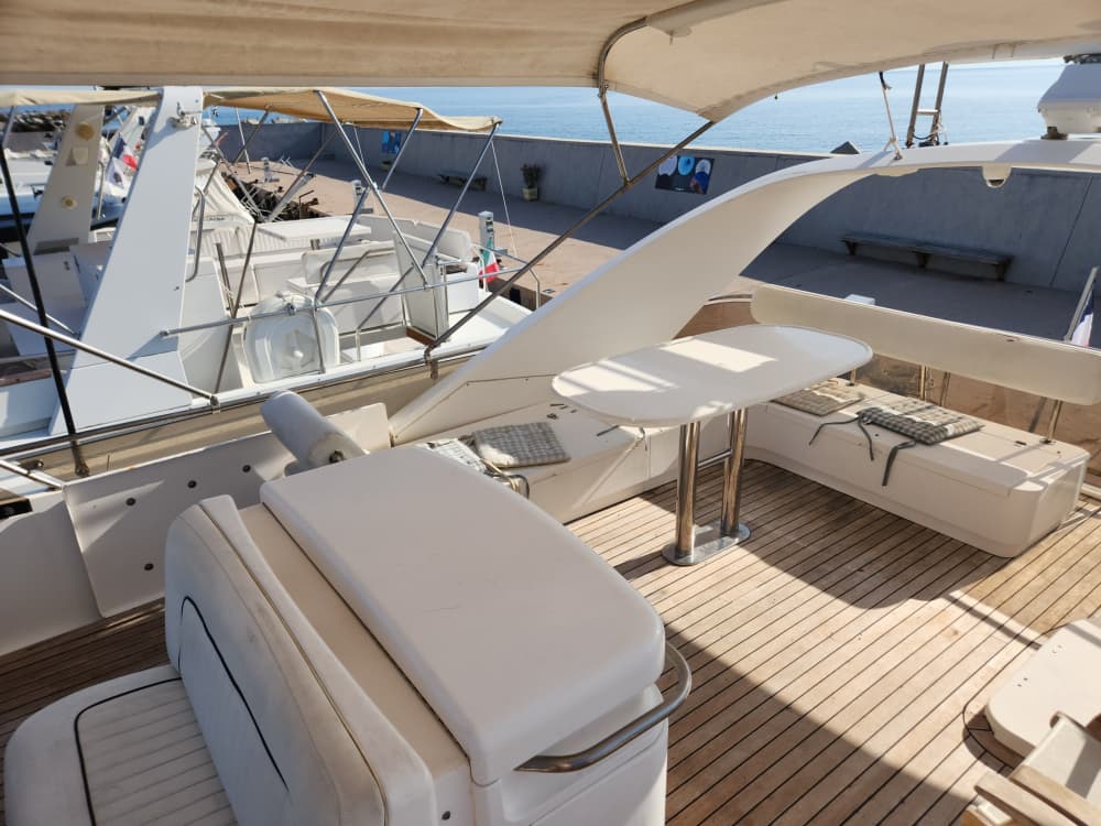 Relájate en Calvi: 9 horas de sol en un yate a motor.