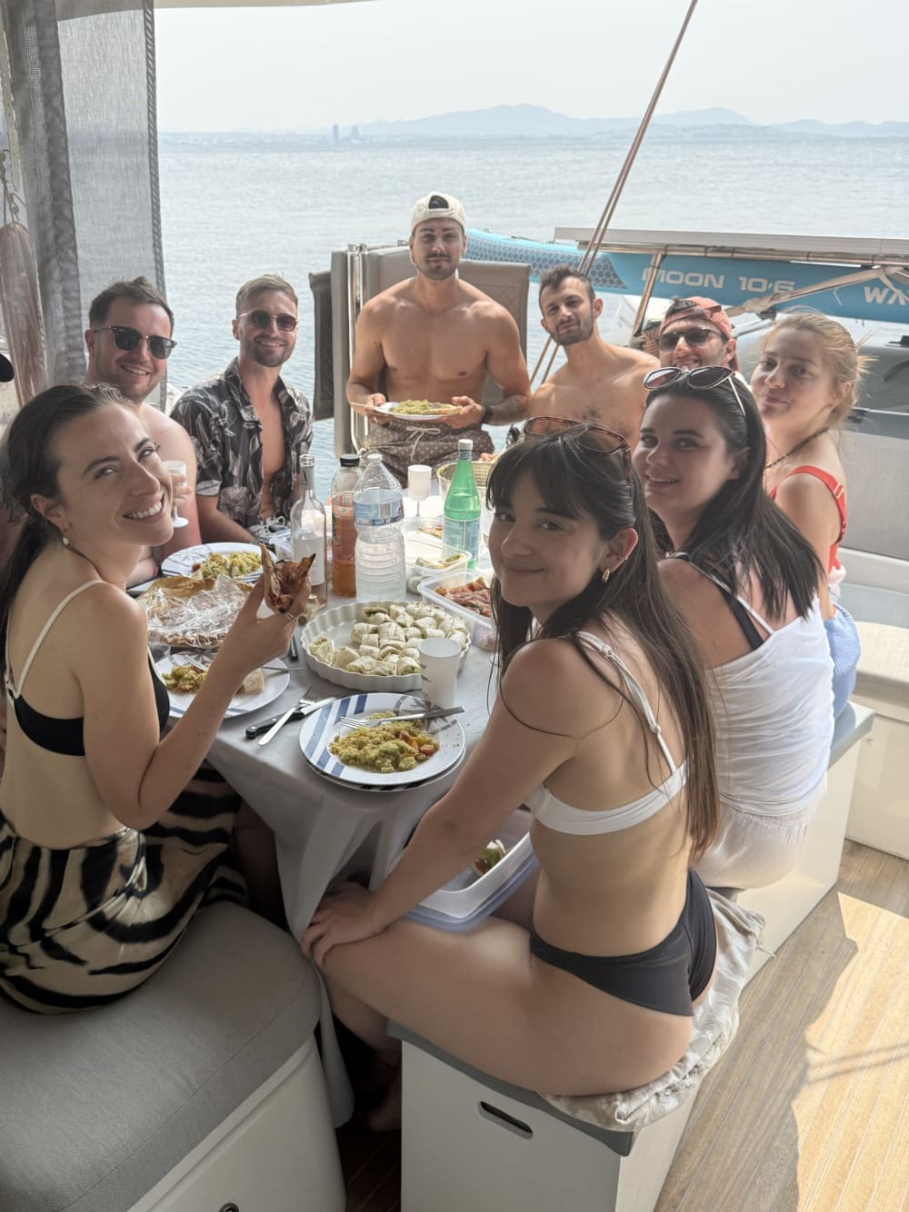 Desfrute de um dia inteiro navegando em catamarã em Marselha.