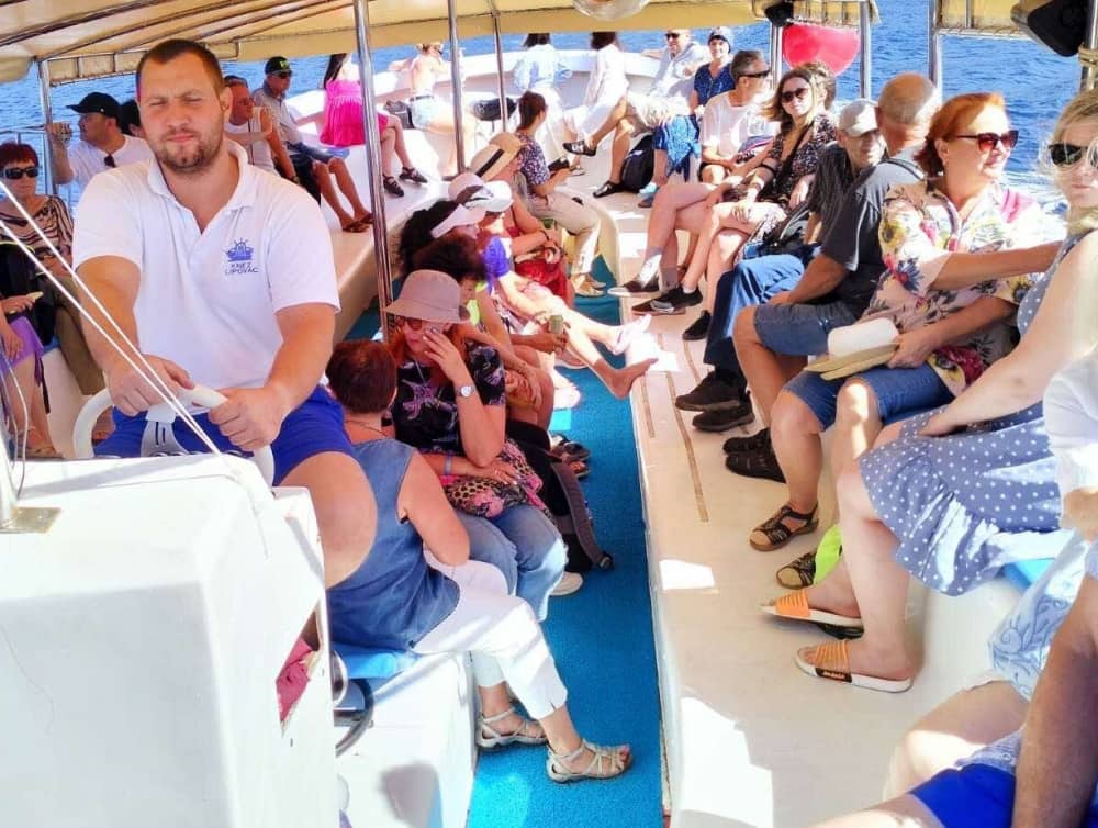 Esplora Tivat in mezza giornata: noleggia una barca a motore per 2 ore e 30 minuti.