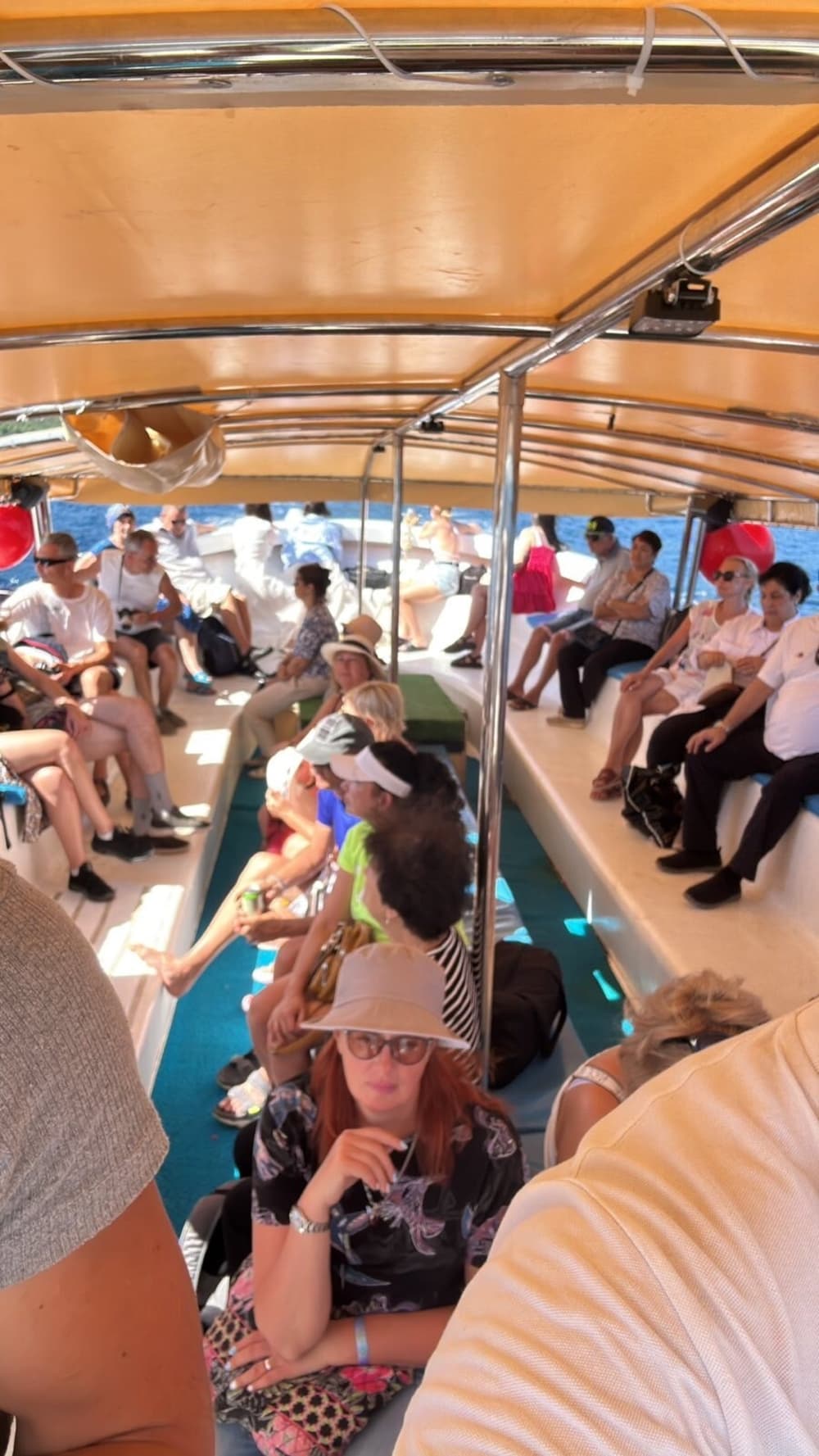 Esplora Tivat in mezza giornata: noleggia una barca a motore per 2 ore e 30 minuti.