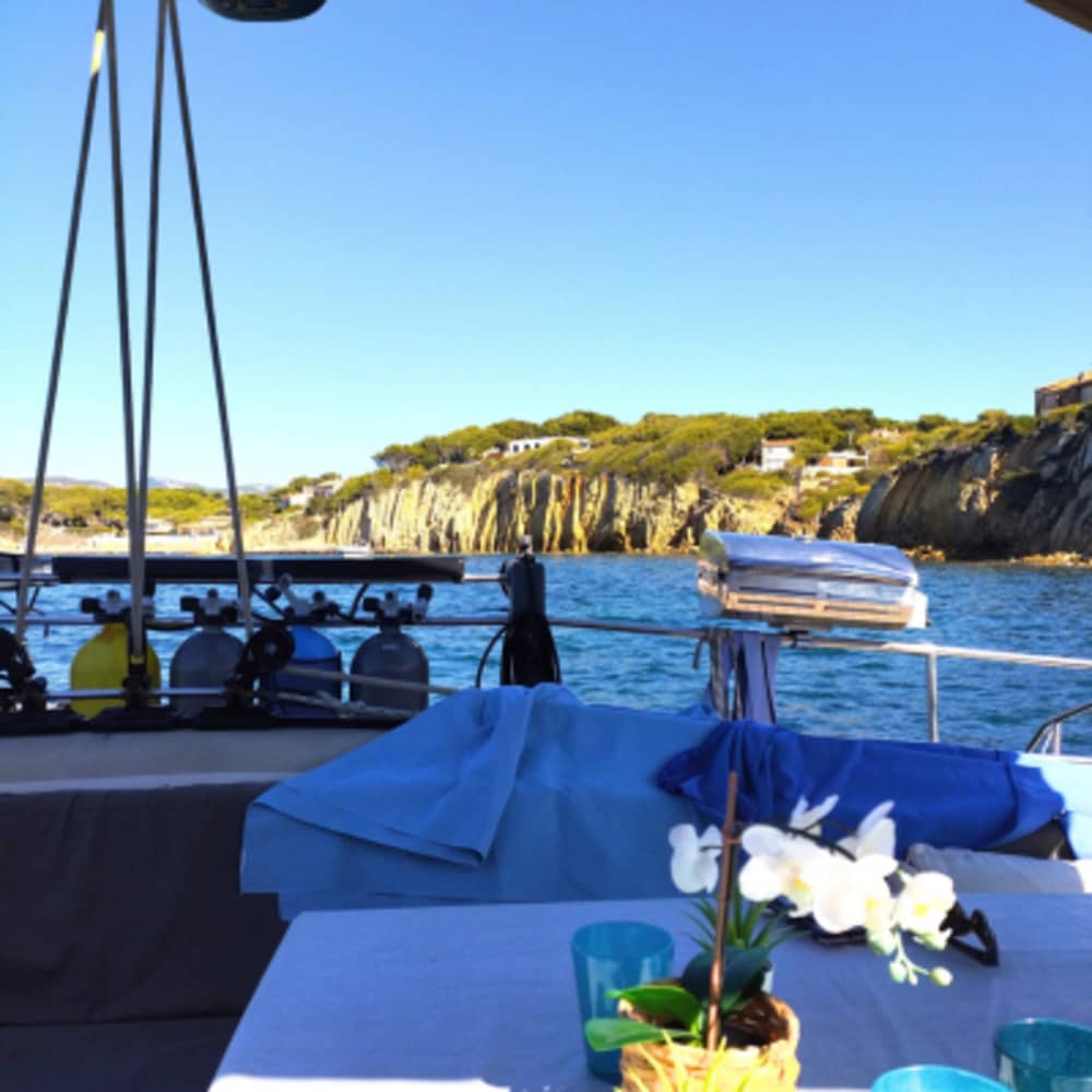 A PRIVILEGED DAY ABOARD A 15M CATAMARAN