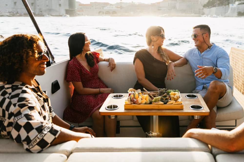 Erkunden Sie Hvars Südküste und die Pakleni-Inseln auf einer privaten ganztägigen Bootstour