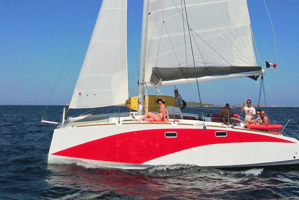 Disfrute de un día en el mar en Palaos a bordo de un catamarán.