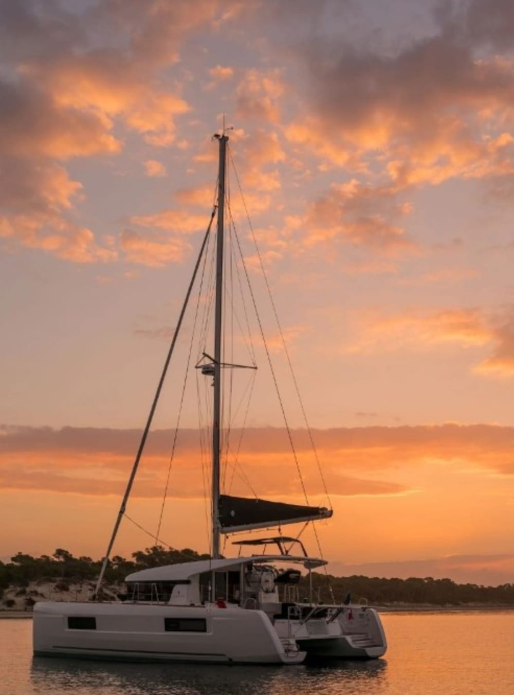 A sunset experience on a luxury catamaran in Palau: a magical and relaxing experience between Spargi and the Strait of Bonifacio.