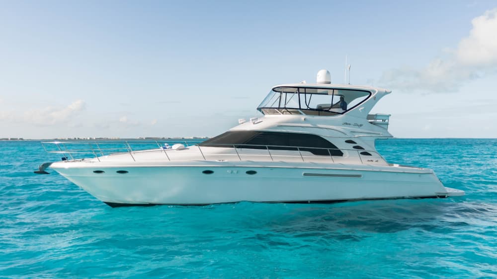 A bespoke Cancún voyage: Full day of magic on a motor yacht