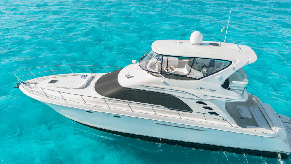 A bespoke Cancún voyage: Full day of magic on a motor yacht