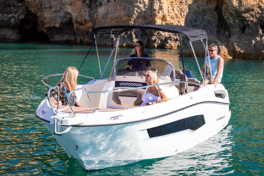 Ιδιωτική ολοήμερη ενοικίαση μηχανοκίνητου σκάφους από το Λάγος - με ποτά, σνακ, σανίδα paddle και κολύμβηση με αναπνευστήρα