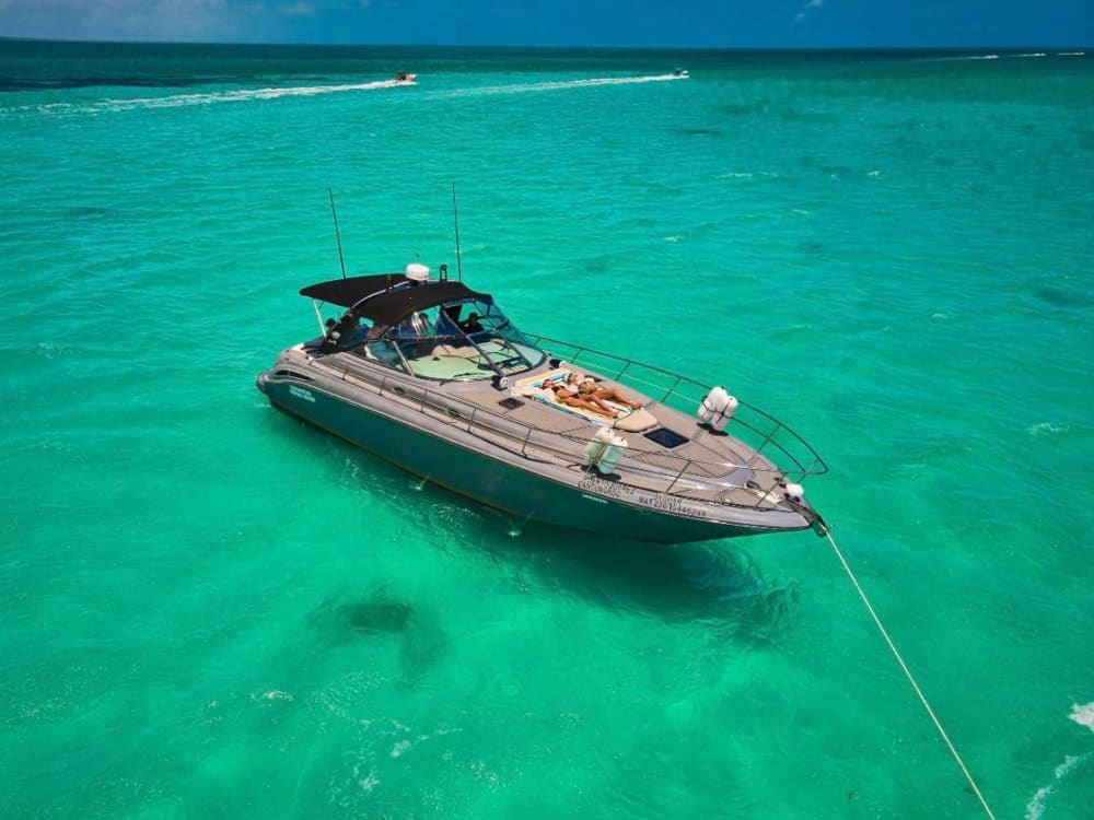 Descubre Holbox en una excursión de medio día en lancha motora.
