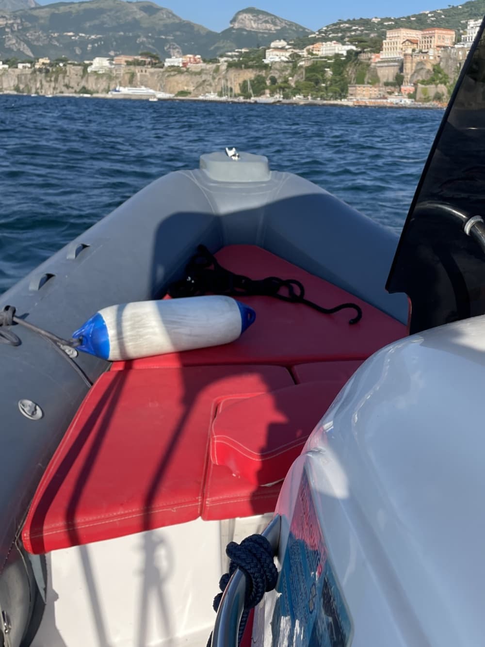 Ganztägige Bootstour nach Capri – unvergessliche Ausblicke und kristallklares Wasser