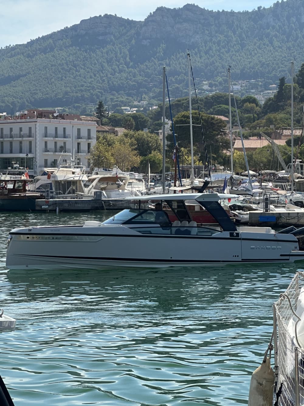 One day around Marseille: Enjoy 9h of discovery on a motorboat