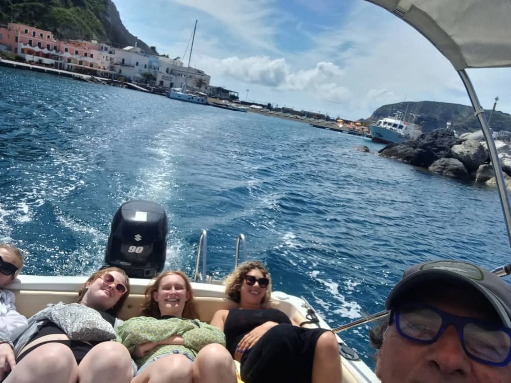 En båttur från Posillipo till Nisida, utforskar myter och legender.