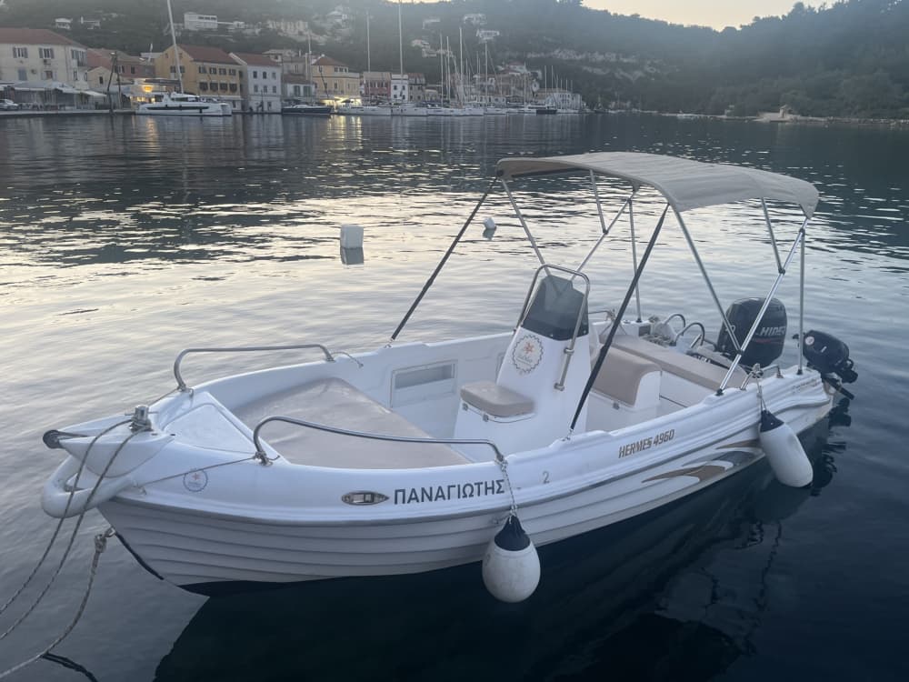 Branco, azul e divino: um dia inteiro em uma lancha.