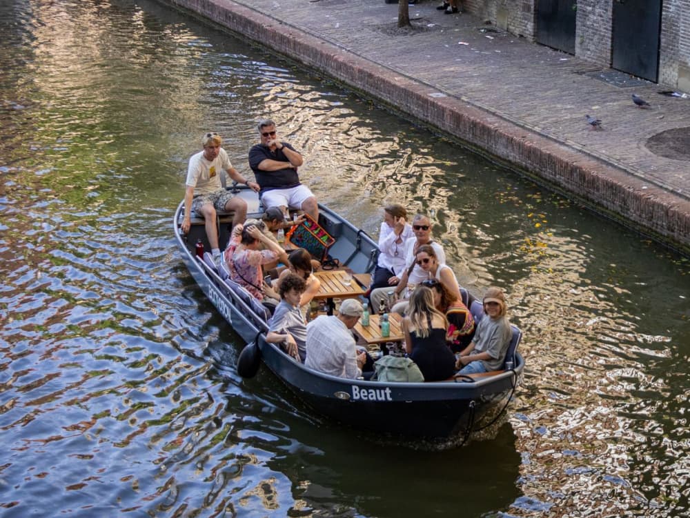 Upptäck Utrecht på en motorbåt i 5 timmar