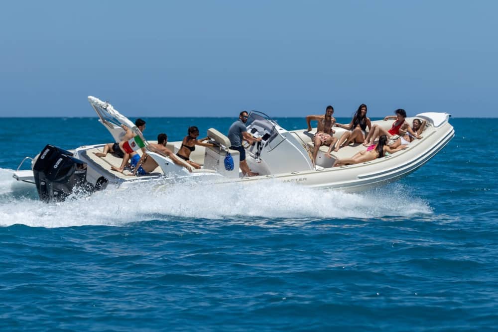 Ihr Tag in Castellammare del Golfo: Mieten Sie ein Motorboot für einen ganztägigen Entdeckungsausflug.
