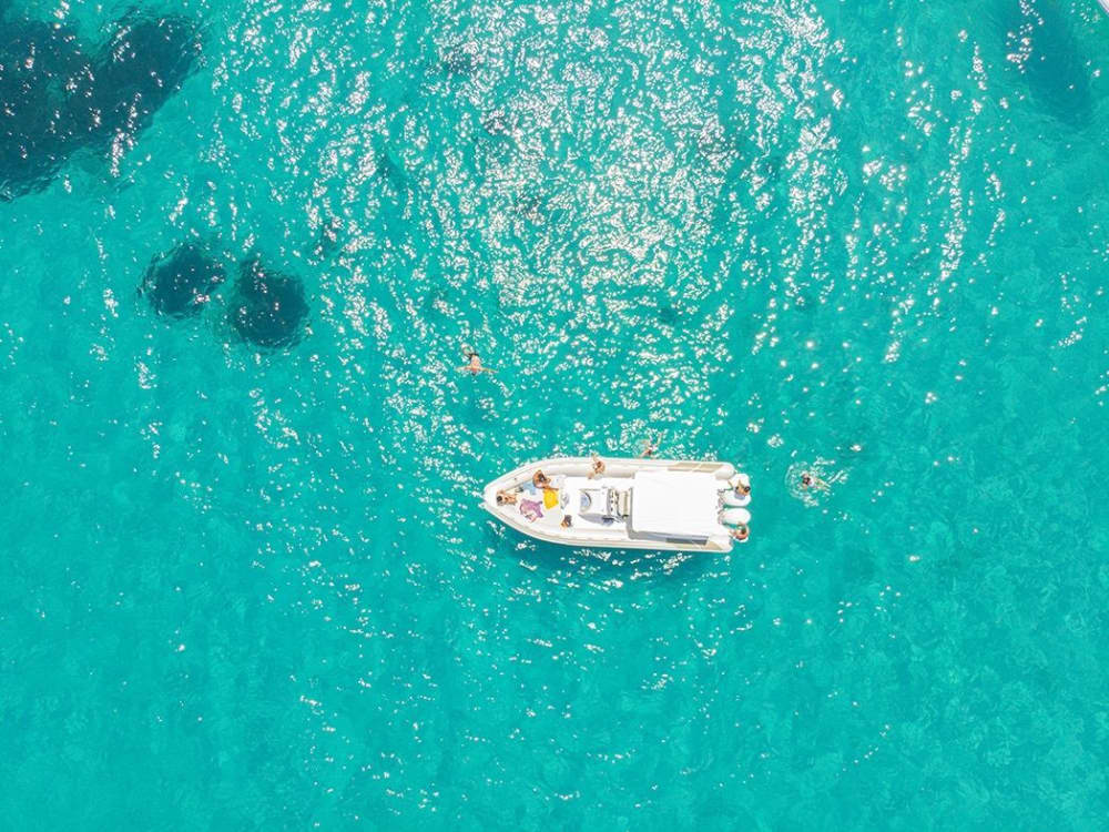 Ihr Tag in Castellammare del Golfo: Mieten Sie ein Motorboot für einen ganztägigen Entdeckungsausflug.