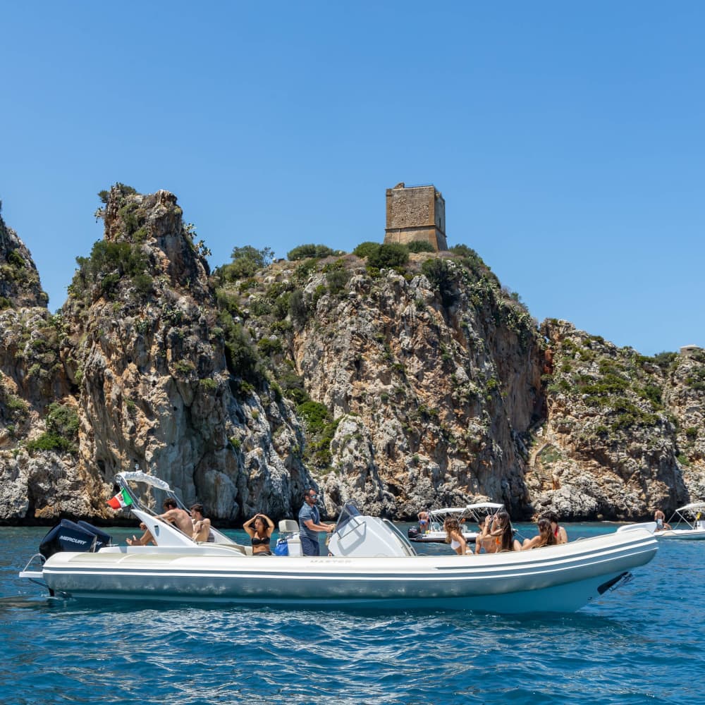 Ihr Tag in Castellammare del Golfo: Mieten Sie ein Motorboot für einen ganztägigen Entdeckungsausflug.
