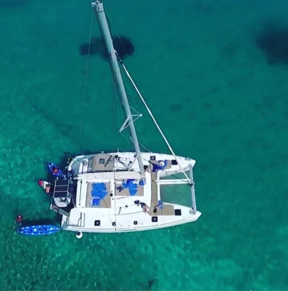 Cap sur le bonheur : une journée complète de navigation authentique à Mykonos en catamaran
