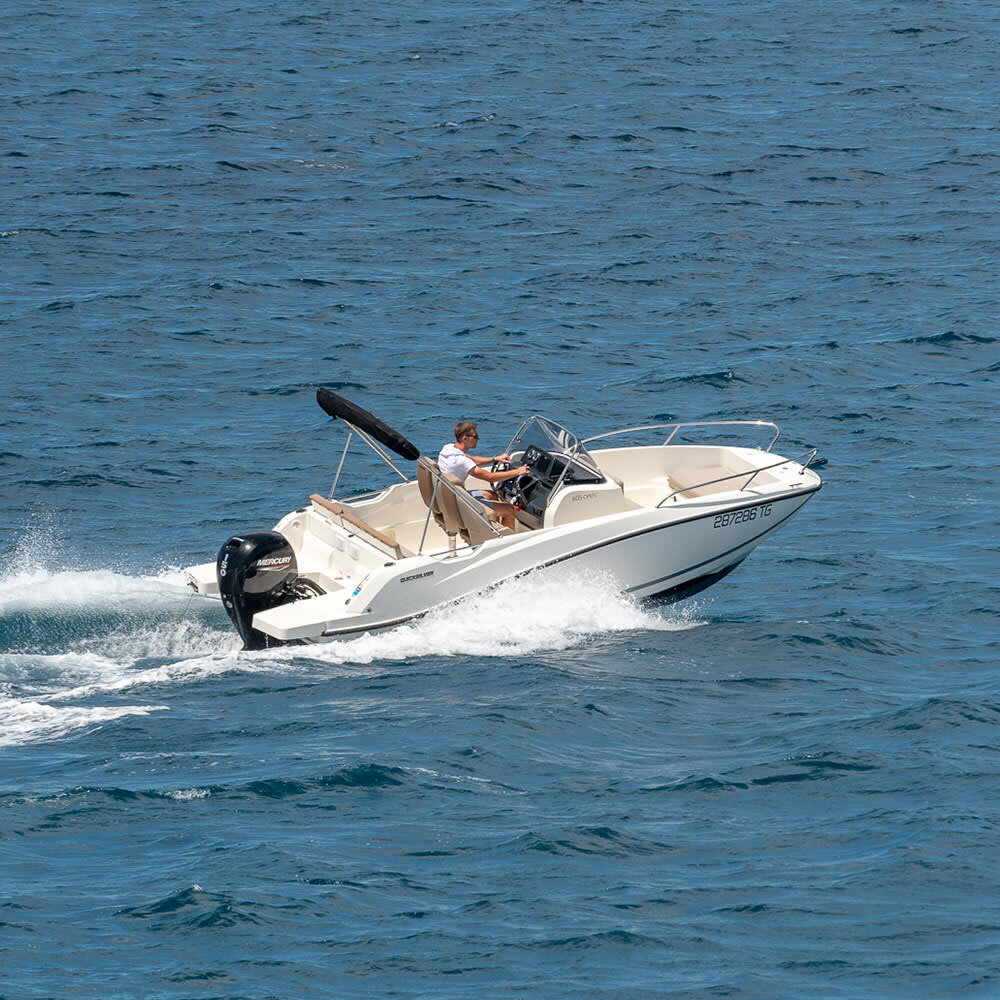 Explorez Split en une demi-journée : louez un bateau à moteur pour 3 h 30.