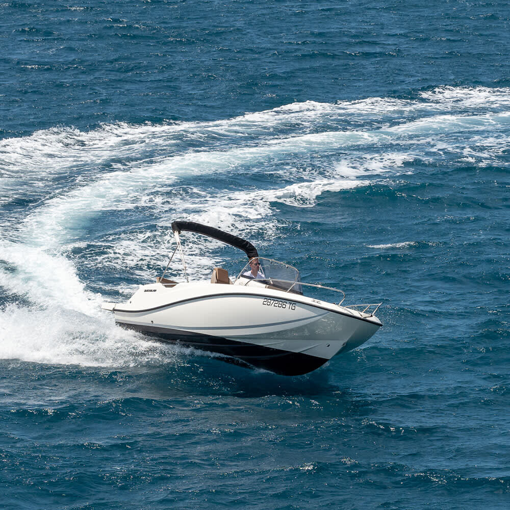Verken Split in een halve dag: huur een motorboot voor 3,5 uur.