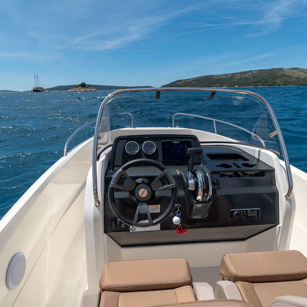 Explorez Split en une demi-journée : louez un bateau à moteur pour 3 h 30.