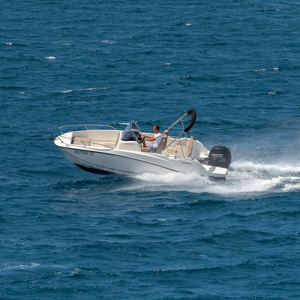 Explorez Split en une demi-journée : louez un bateau à moteur pour 3 h 30.