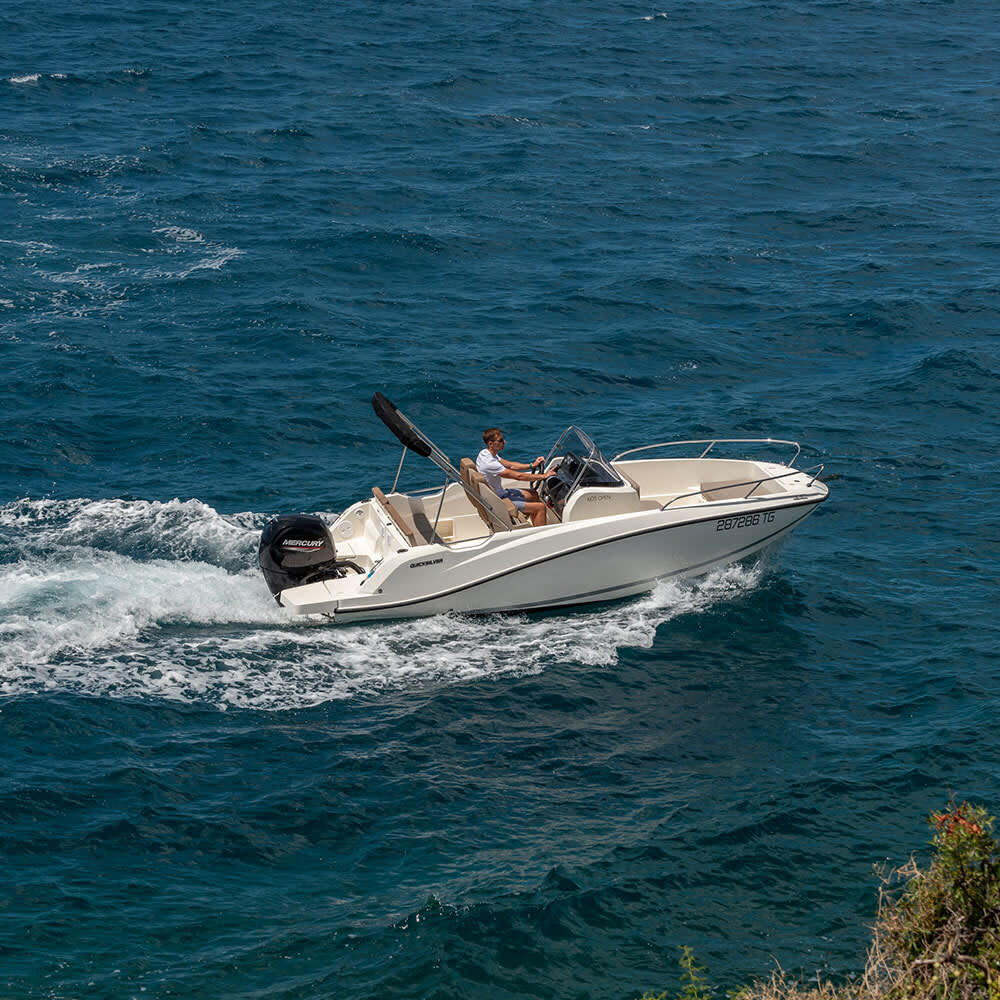 Explorez Split en une demi-journée : louez un bateau à moteur pour 3 h 30.