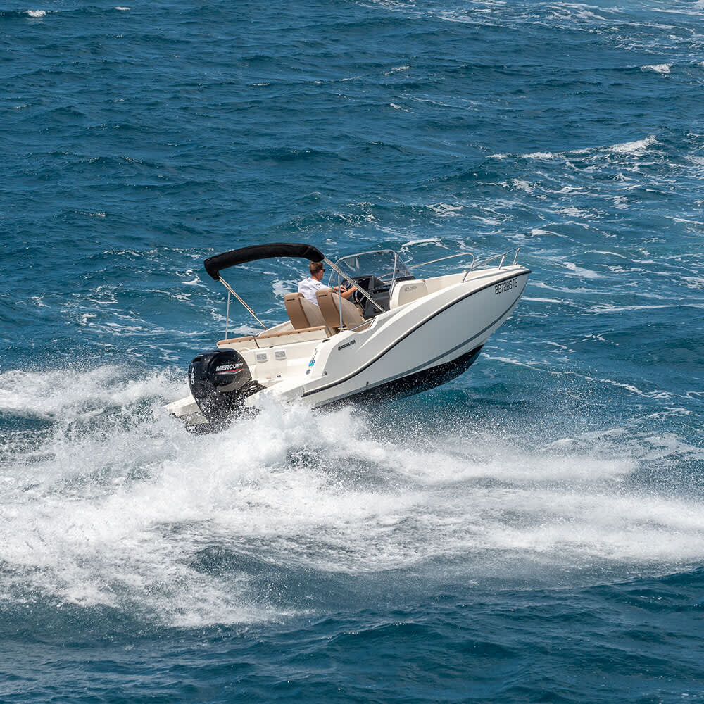 Verken Split in een halve dag: huur een motorboot voor 3,5 uur.